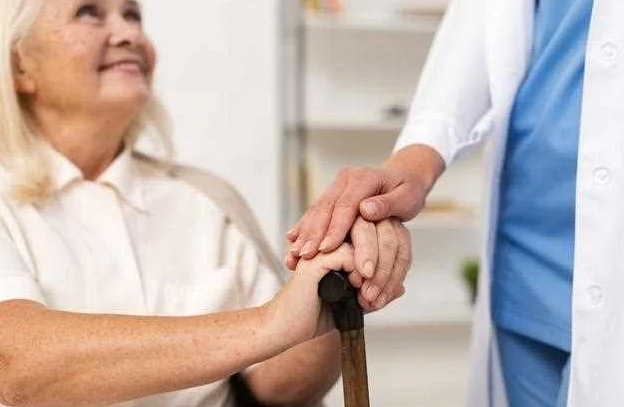 Психологическая поддержка для пожилых людей после инсульта